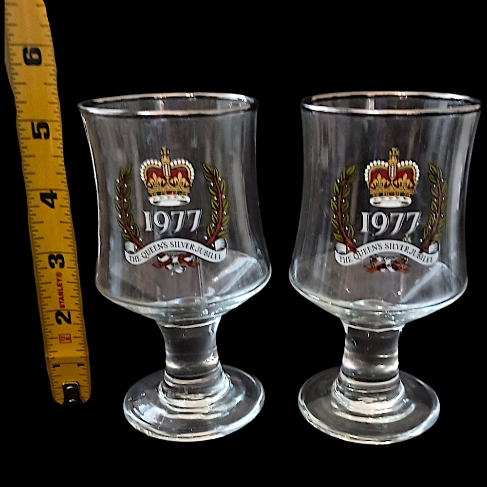 2 Queen Elizabeth II Silver Jubilee Coupe Glasses Wine‎ Cordial Souvenir Goblet - Picture 2 of 16